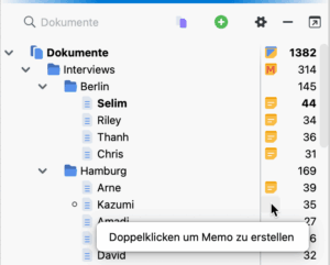 Memos im Fenster "Dokumente" erstellen Screenshot des Fensters "Dokumente" von MAXQDA, in dem verschiedene Memotypen zu sehen sind - symbolisiert durch gelbe Heftnotizen. Der Mauszeigt ruht auf einem Memo-Platz, auf dem noch kein Memo zu sehen ist. Der Tooltip zeigt Doppelklicken um Memo zu erstellen.